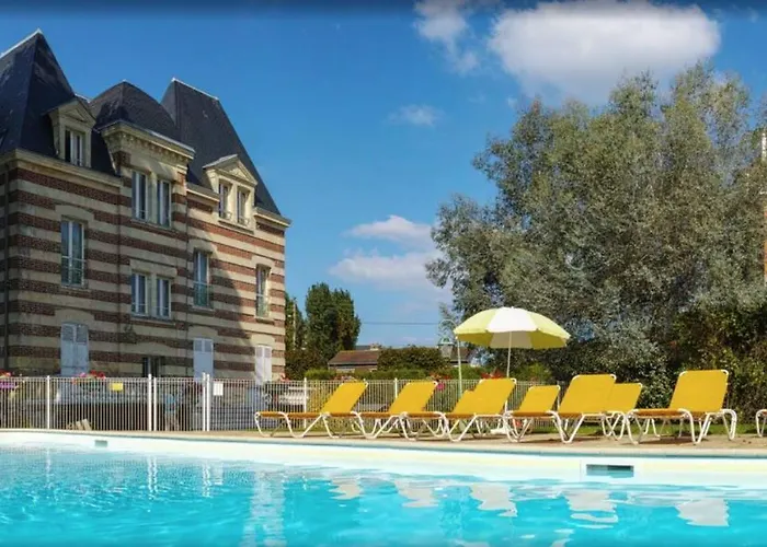 Cosy appartement dans une villa avec piscine, proche du centre et de la mer